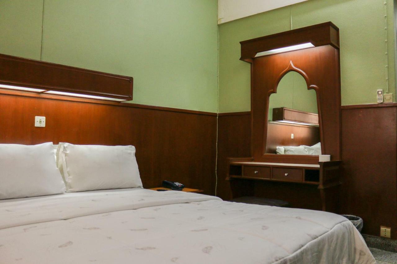 Nakornping Hotel Bangkok Bagian luar foto
